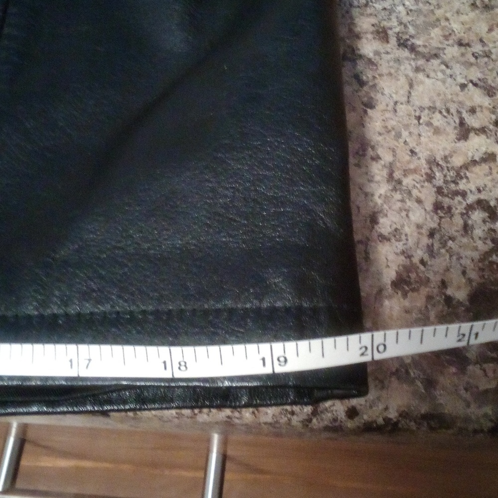 Wilsons Leather Black Mini Skirt       13" Waist , Bottom Width 20" & 17" Length - Picture 6 of 8
